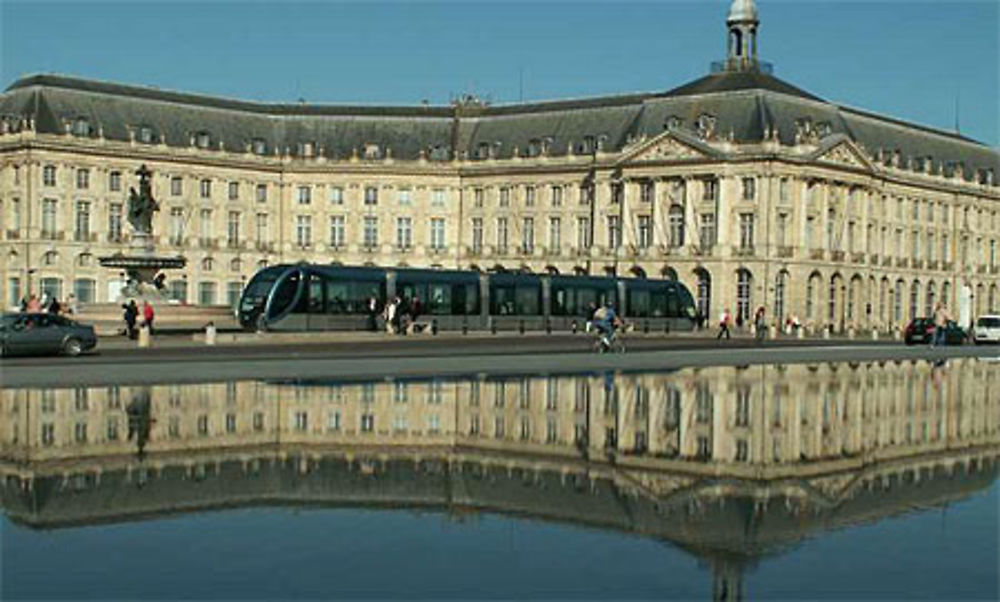 Place de la Bourse, le tramway et le Miroir d'eau à Bordeaux