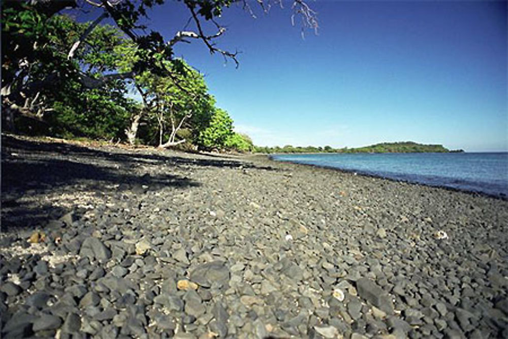 Plage de galets noirs à Nosy-Valiha