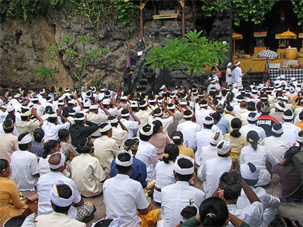 Cérémonie hindouiste au temple de Goa Lawah