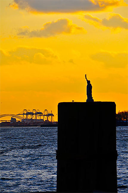 Statue de la Liberté au soleil couchant