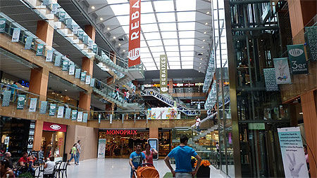 Shopping dans l'un des nombreux centres commerciaux de la capitale andorrane
