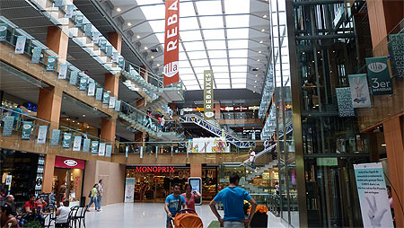 Shopping dans l'un des nombreux centres commerciaux de la capitale andorrane Shopping dans l'un des nombreux centres commerciaux de la capitale andorrane