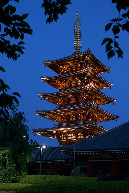La pagode du Senso-ji le soir