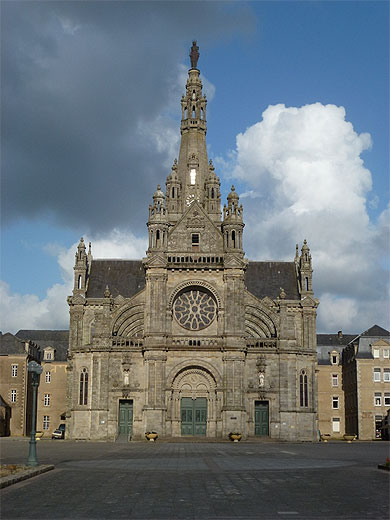La basilique de Saint-Anne d'Auray La basilique de Saint-Anne d'Auray