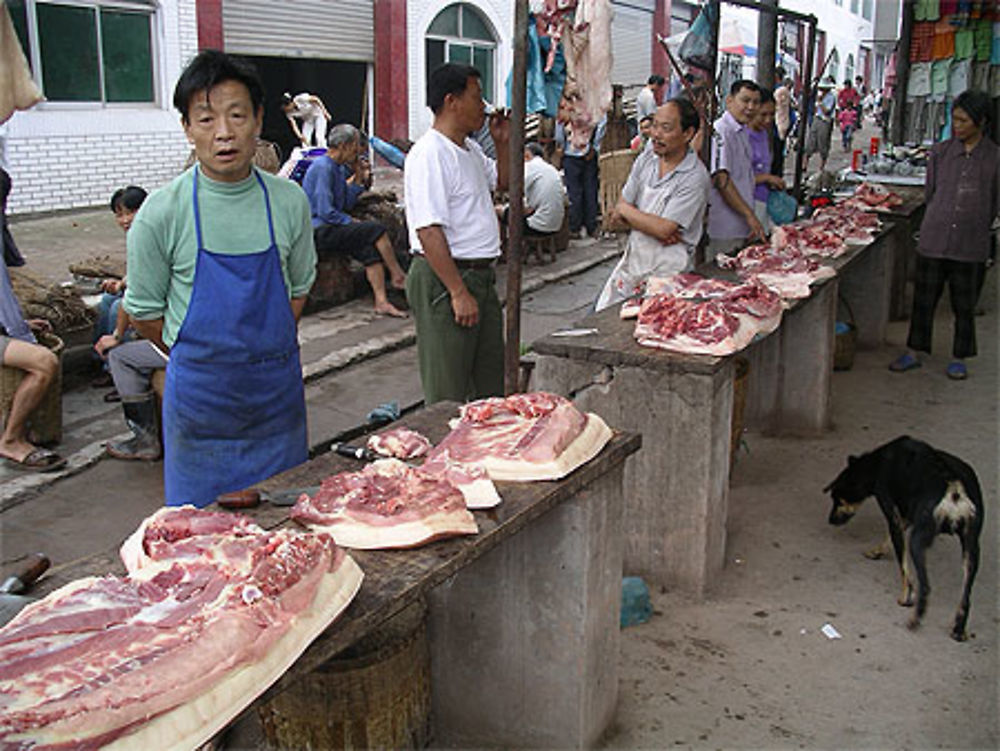 Sur un petit marché dans un minuscule village du Sichuan