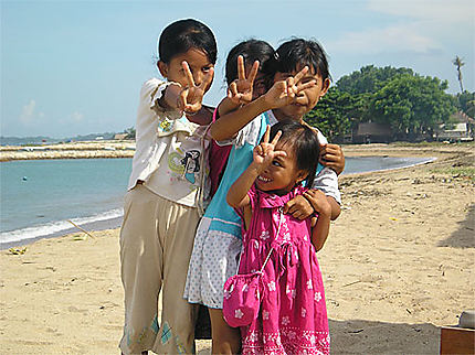 Enfants sur la plage bali indonésie