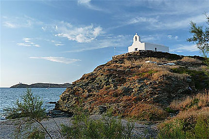 Une chapelle dans la baie de Korissia