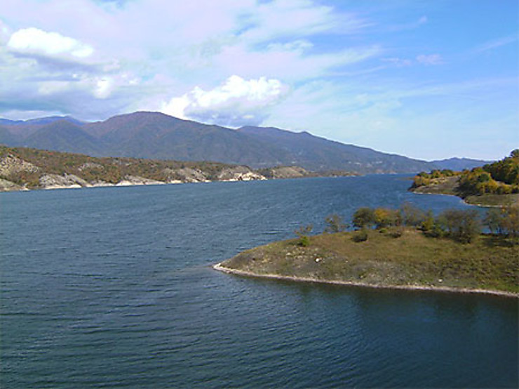 Lac-réservoir de Sarsang