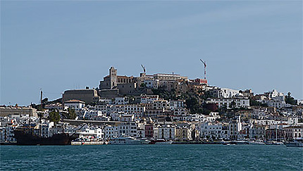 Dans le ferry vers Majorque, vue d'Eivissa