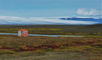 La petite maison au pied du glacier Hofsjökull
