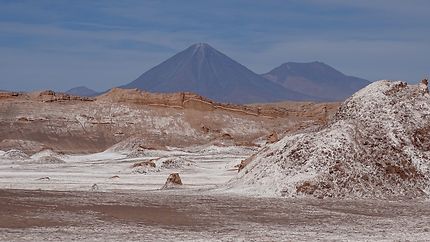 La cordillère de sel et le volcan Licancabur