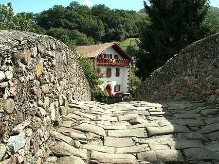 Saint Etienne de Baigorry - le Pont romain de 1661 Saint Etienne de Baigorry - le Pont romain de 1661