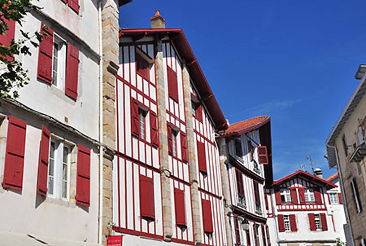 Saint-Jean-de-Luz, en rouge et blanc