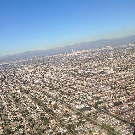 Survol de la mégapole Los Angeles