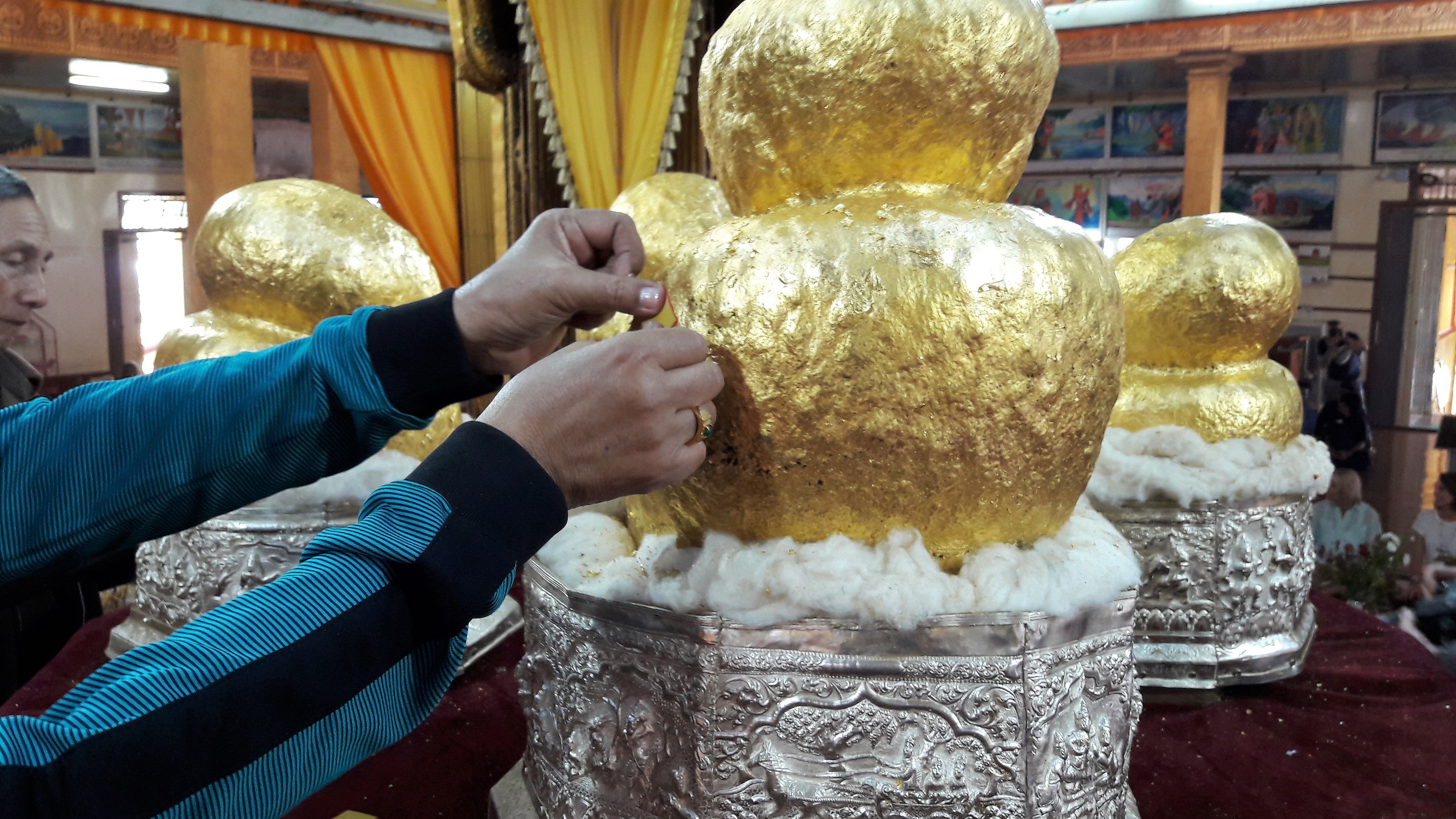 Bouddha déformé par les feuilles d'or