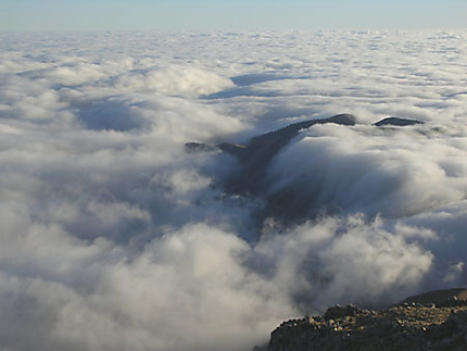 Montagne émergeant des nuages