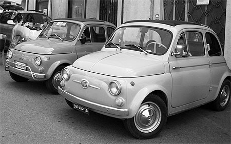 La Mitique Cinquecento Transport Noir Et Blanc Castellamonte Piemont Italie Routard Com