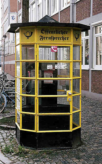 Une vieille cabine téléphonique allemande