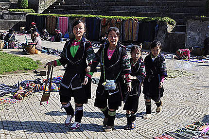 Des filles hmongs noirs