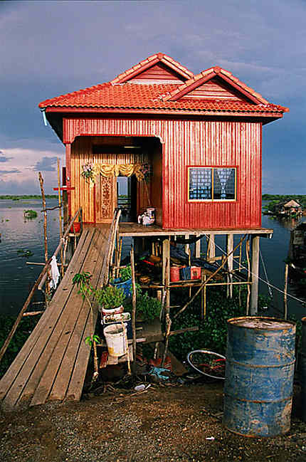 Maison rouge sur le Tonlé Sap