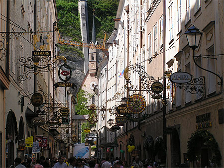 Salzbourg rue principale aux enseignes Salzbourg rue principale aux enseignes