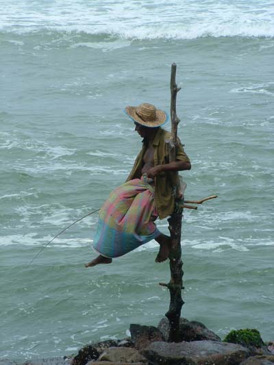 Pêcheur assis sur un poteau Pêcheur assis sur un poteau