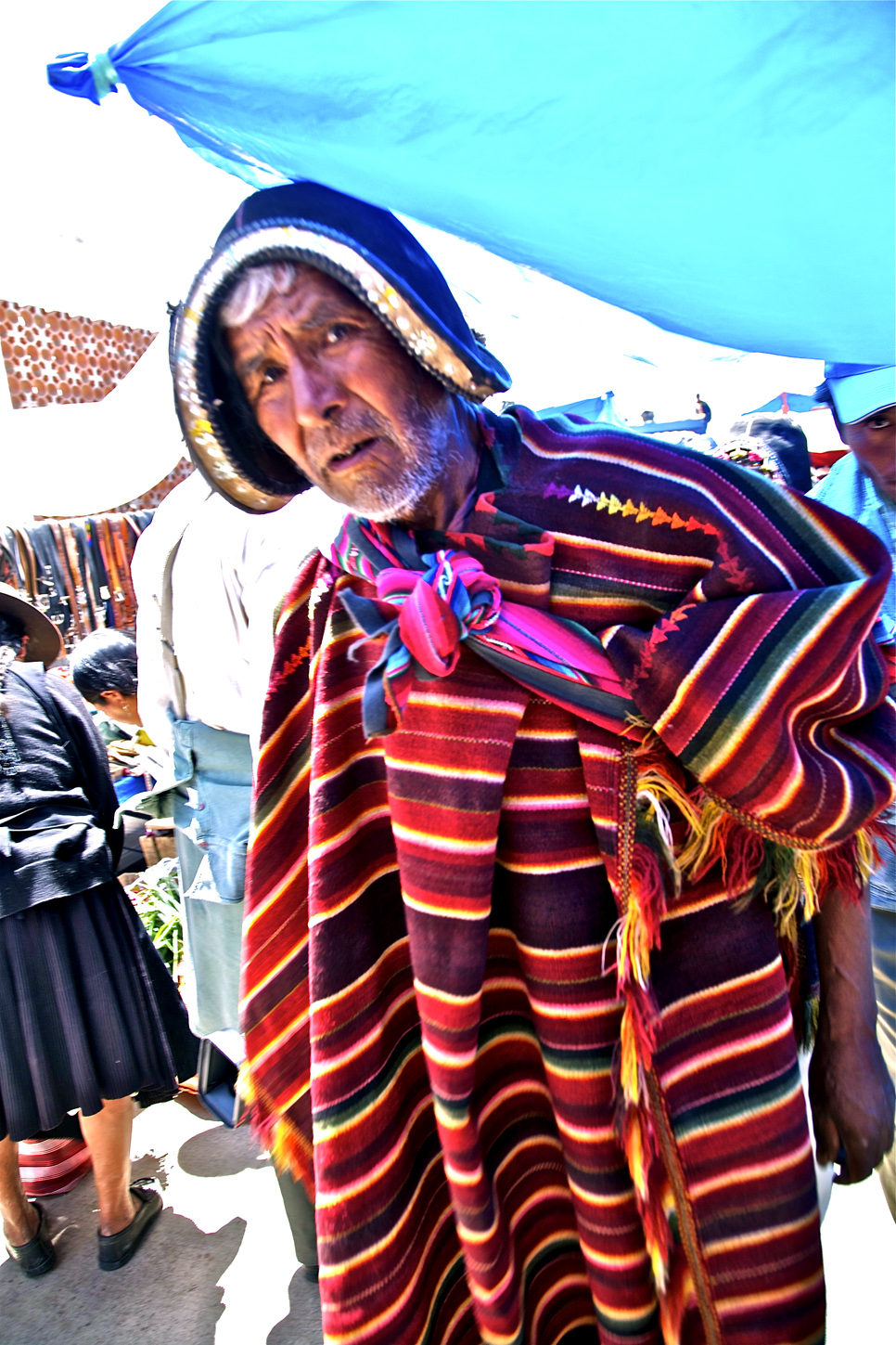 Indien portant un poncho très coloré Indien portant un poncho très coloré
