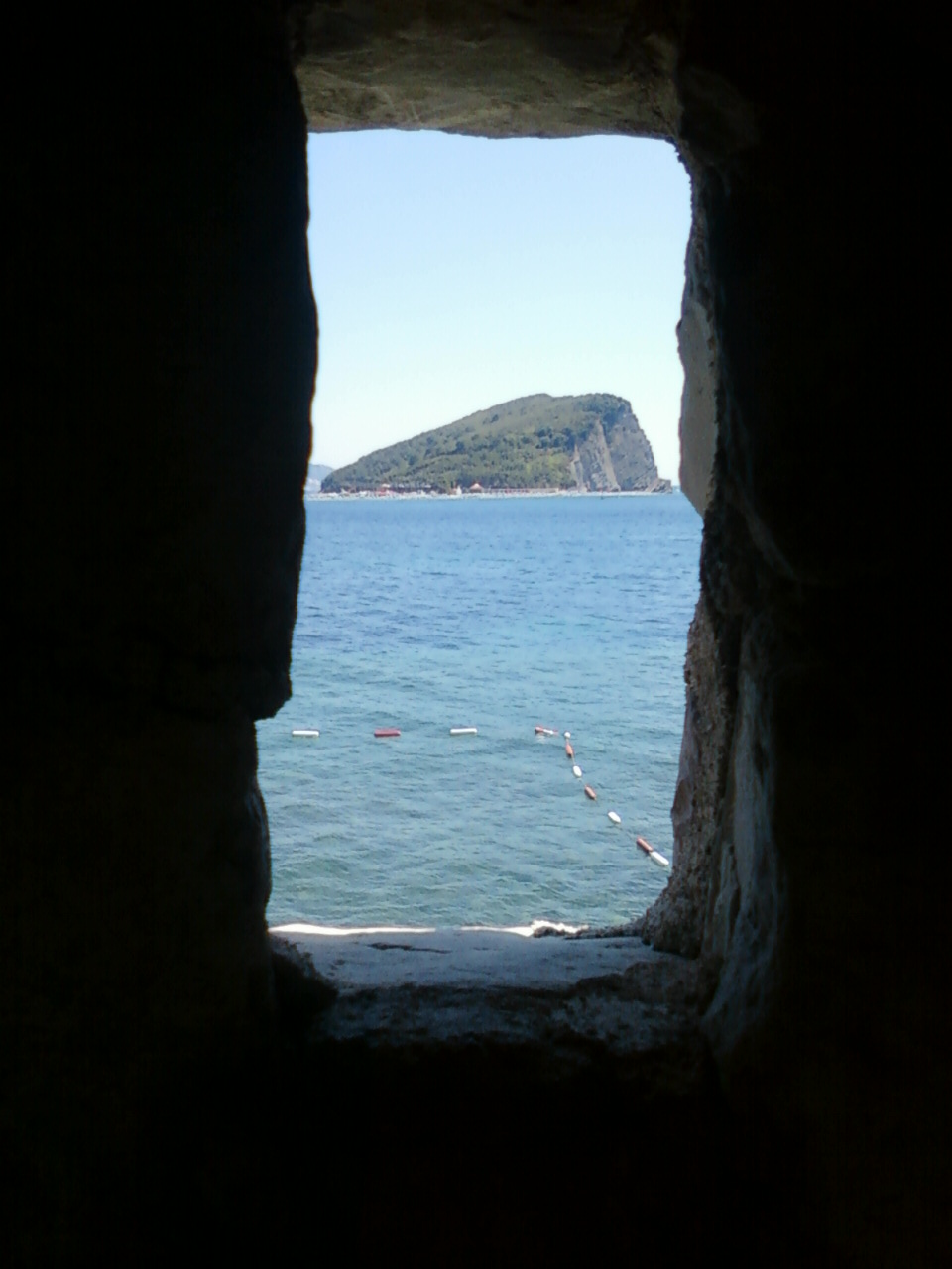 Un oeil discret sur l'île Saint-Nicolas... Un oeil discret sur l'île Saint-Nicolas...