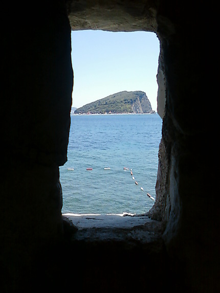 Un oeil discret sur l'île Saint-Nicolas...