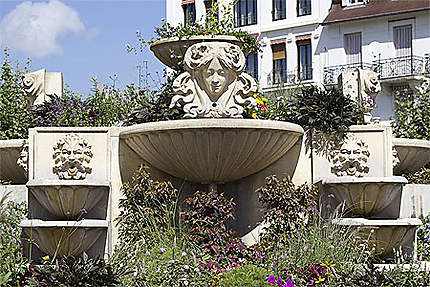 Aix les Bains - Place Maurice Mollard - La fontaine fleurie