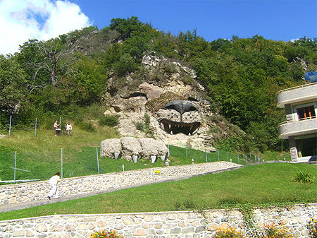 Lion dans la roche du village de Vank