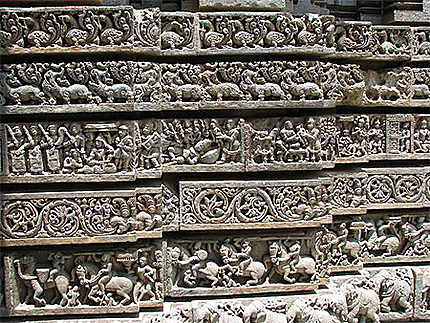 Les sculptures au temple de Chennakeshava