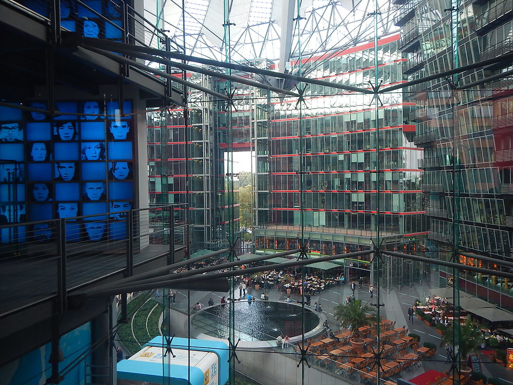 Intérieur du Sony Center vu du Musée du Film