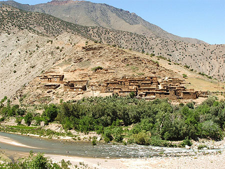 Un village dans une vallée du maroc Un village dans une vallée du maroc