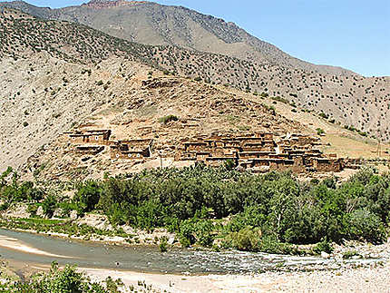 Un village dans une vallée du maroc