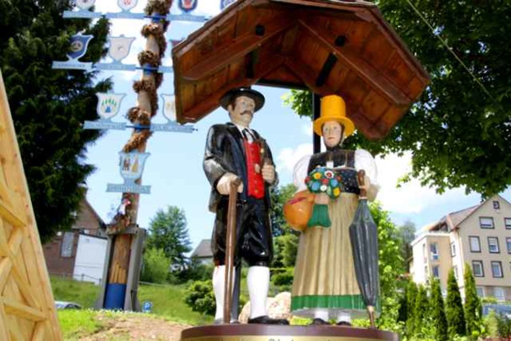 Personnages en bois près de l'église de Schonwald