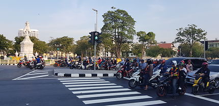 Carrefour à Bangkok, le pays des motos