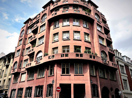 Imposant immeuble rose (1928)