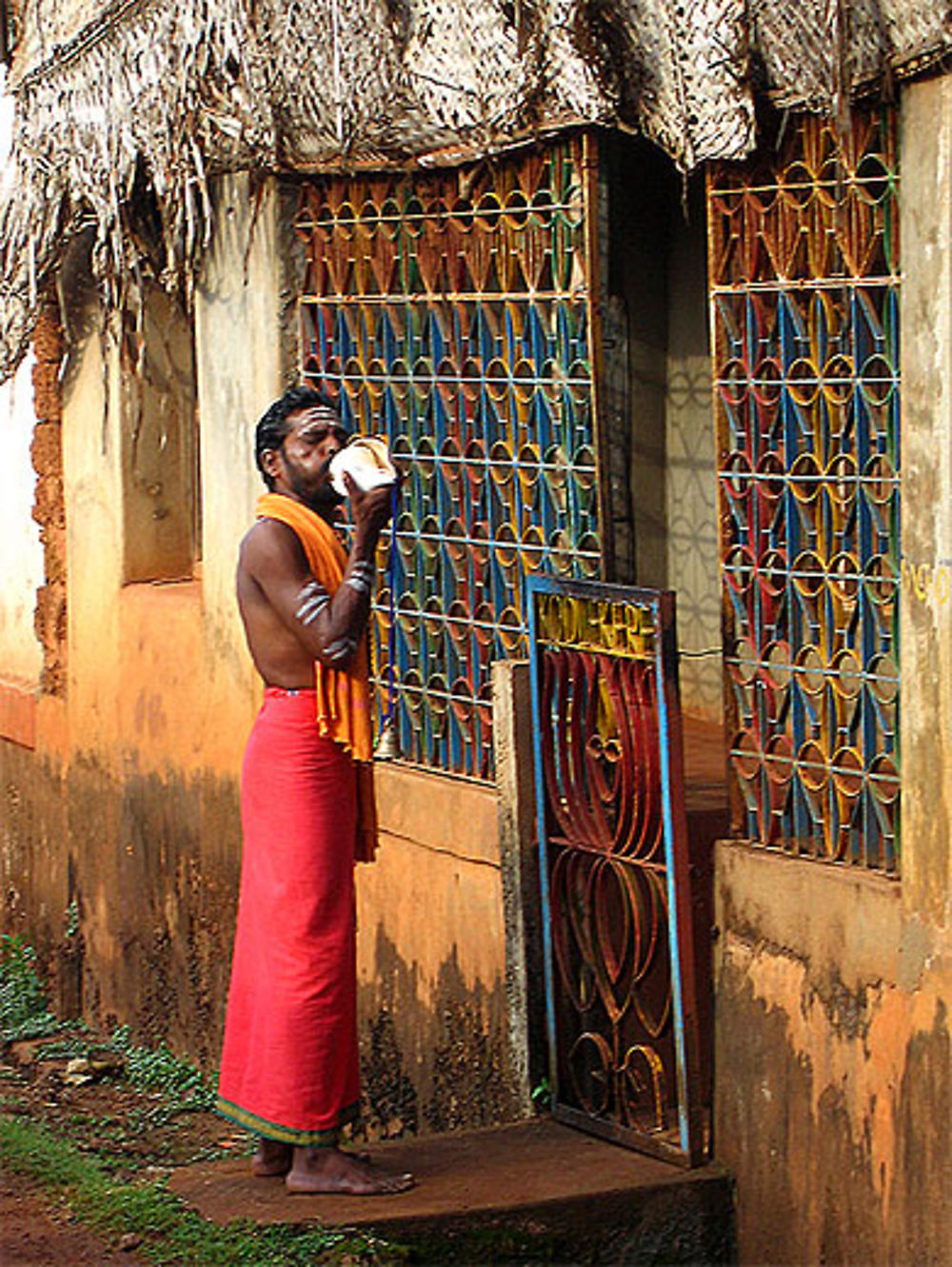 Un hindou soufflant dans une conque