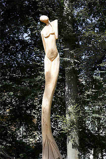 Aix les Bains - Parc floral des Thermes - Femme sculpture