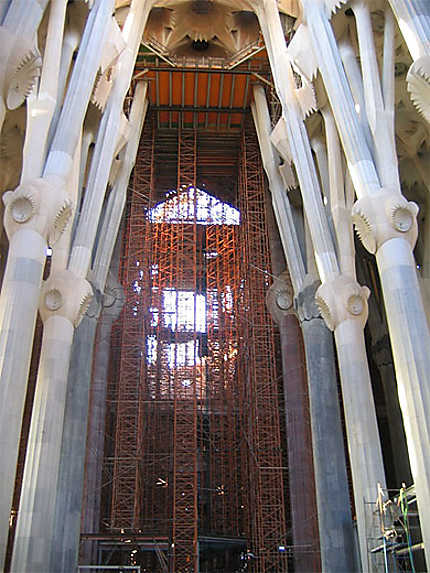 Les échaffaudages à l'intérieur de la Sagrada Familia