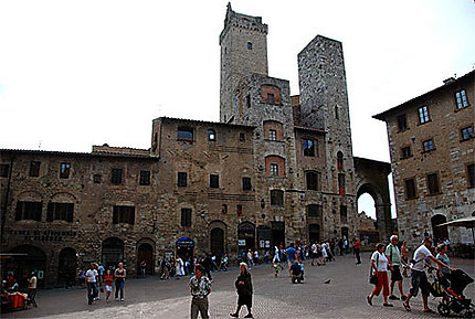 San Giminiano piazza della Cisterna