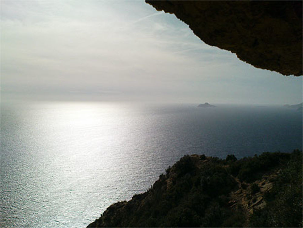 Vue depuis une grotte du Cap Canaille