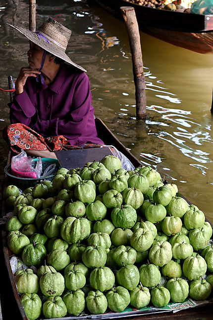 Vendeur de fruit sur l'eau