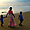 Femme et enfants sur la plage