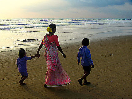 Femme et enfants sur la plage