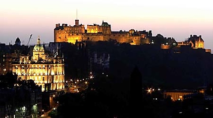 Le château d'Edinburgh de nuit