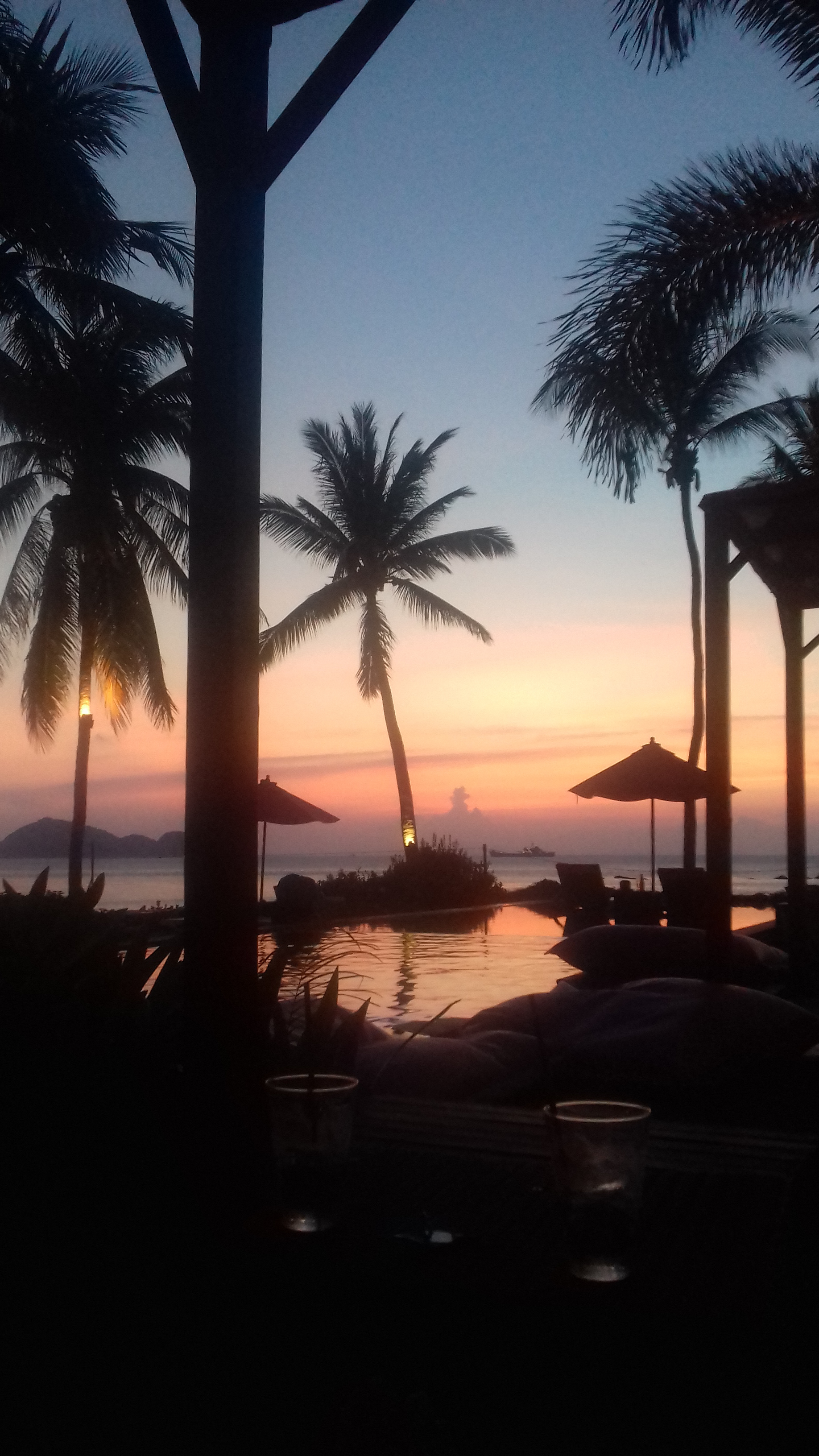 Coucher de soleil sur la plage de Ko Pha Ngan Coucher de soleil sur la plage de Ko Pha Ngan
