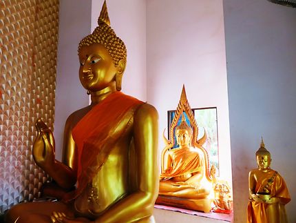 Bouddhas au temple royal Chaimongkol