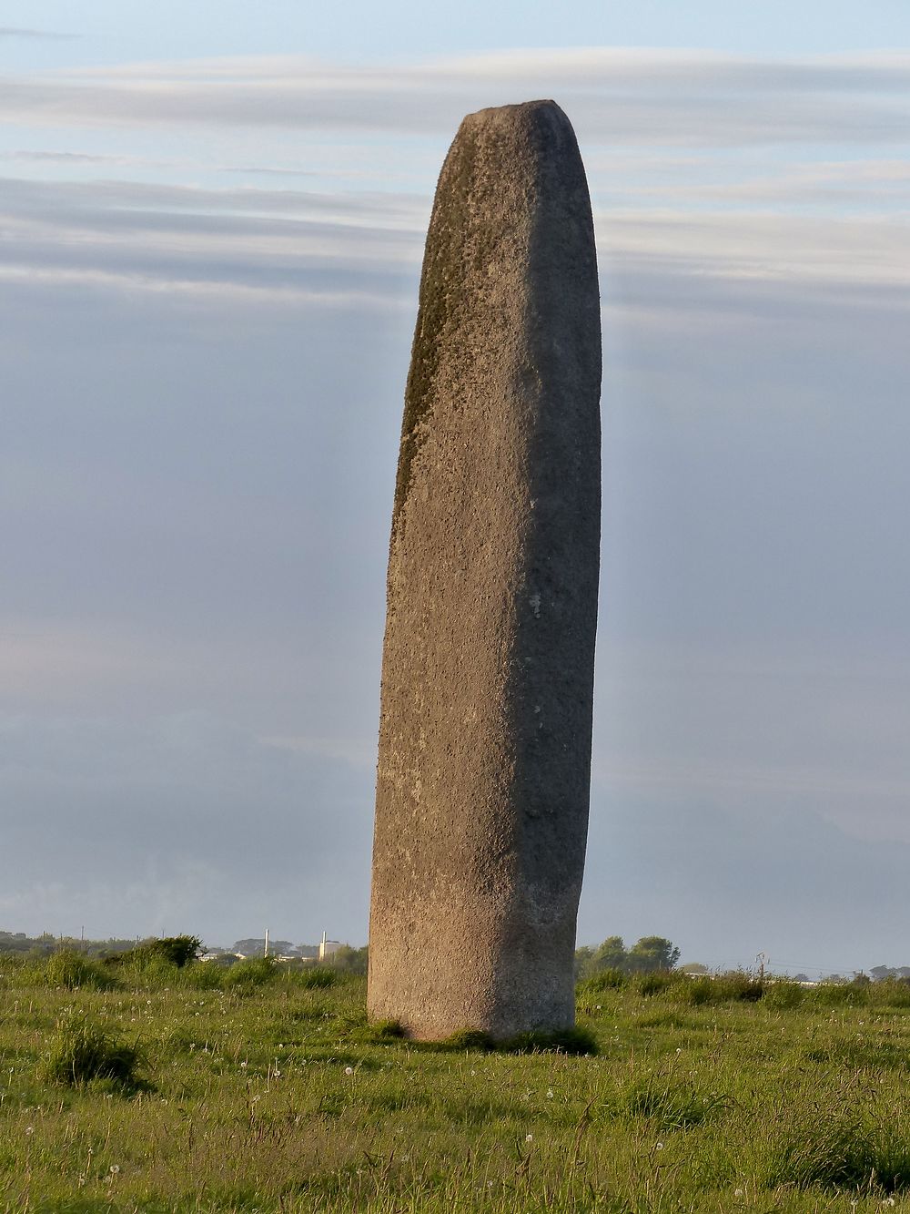 Menhir de Kergadiou 8,75 se situe à Plourin